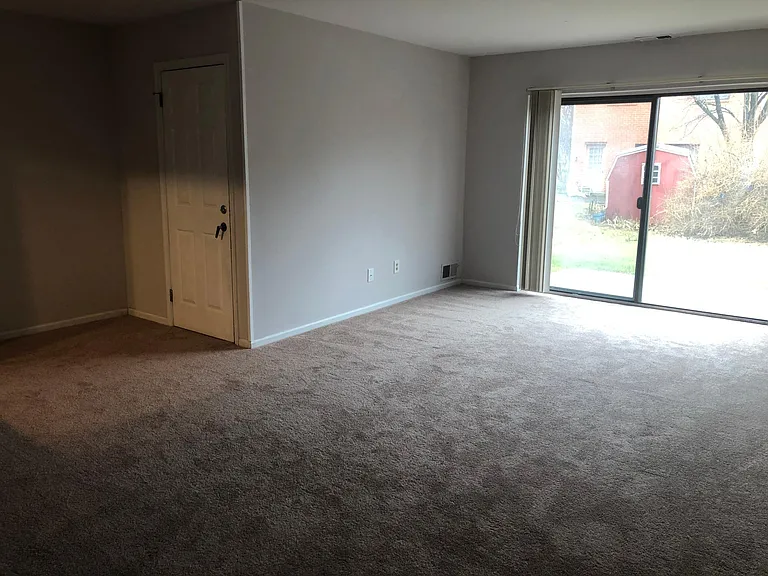 131 Caernarvon Ct — Photo 18