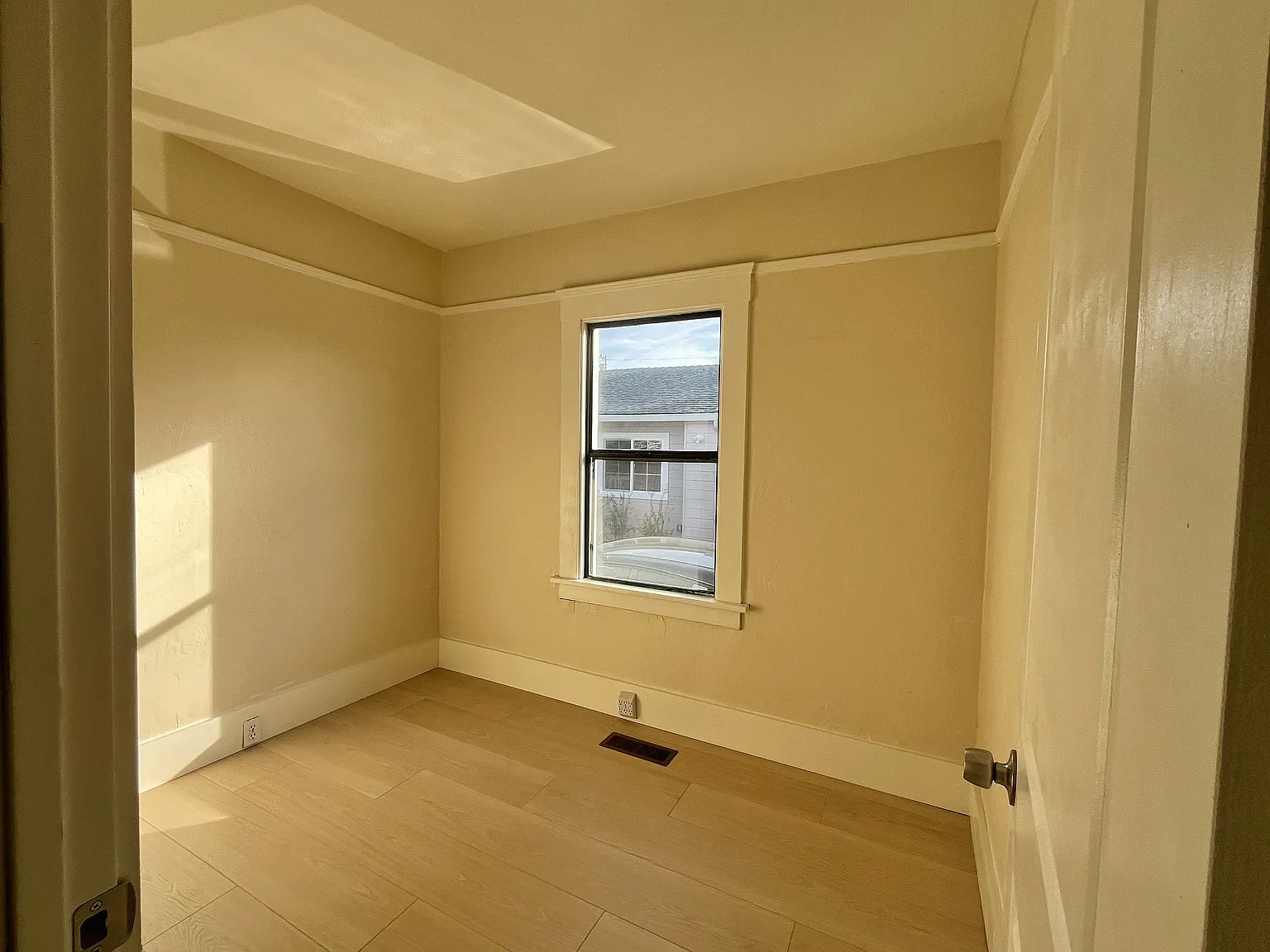 3 bed, 1100 sqft, $4,900 — Photo 4