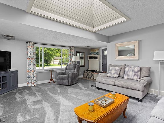5th image of 621 Hazelwood Dr