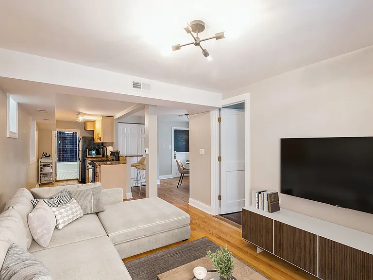 2042 N Winchester Ave #G — Photo 2