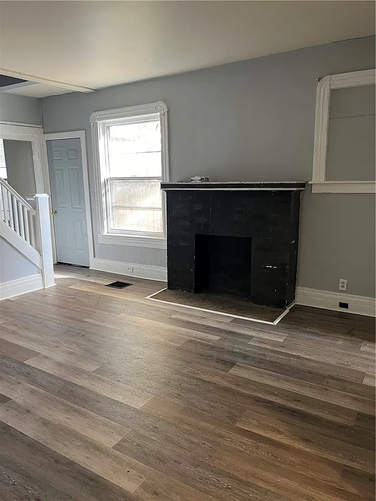 4 bed, 2.0 bath, 2156 sqft, $1,595 — Photo 2
