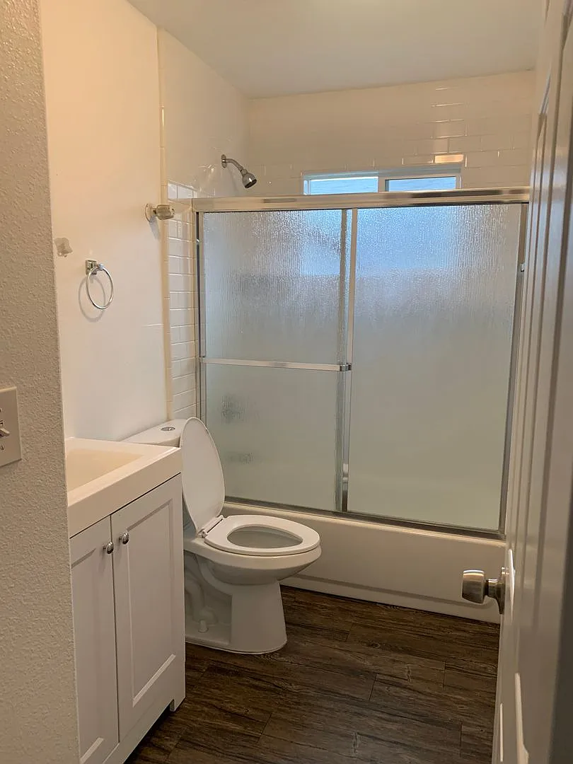 2 bedroom 1 Bath apartment available now — Photo 4