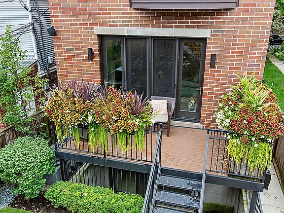 3rd image of 1651 N Oakley Ave
