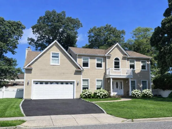 5 Pine Street, Plainview, NY 11803