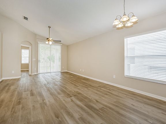 4th image of 813 Rogers Ct