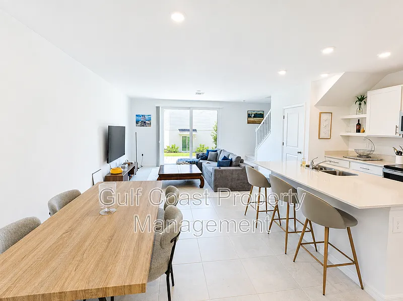 3 bed, 2.5 bath, 1347 sqft, $2,200 — Photo 3