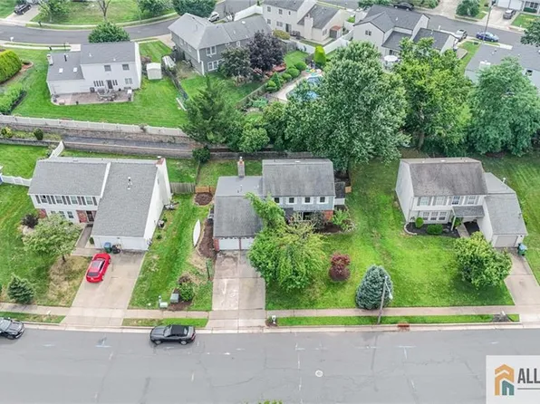 29 Wintergreen Ave E, Edison, NJ 08820