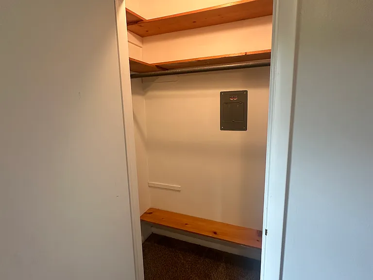 Great Oconomowoc 2 bedroom Upper Unit Next to Downtown Oconomowoc — Photo 15