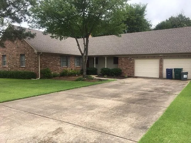 1020 Clarence Drive — Photo 4