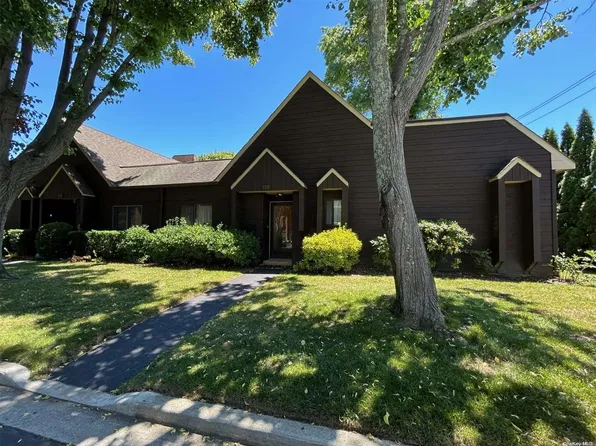 138 Southgate Circle #138, Massapequa Park, NY 11762