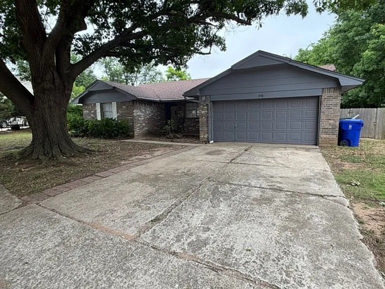 1918 Oakhill Dr — Photo 1