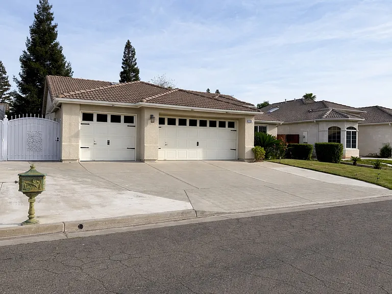 1790 E Chelsea Dr — Photo 3