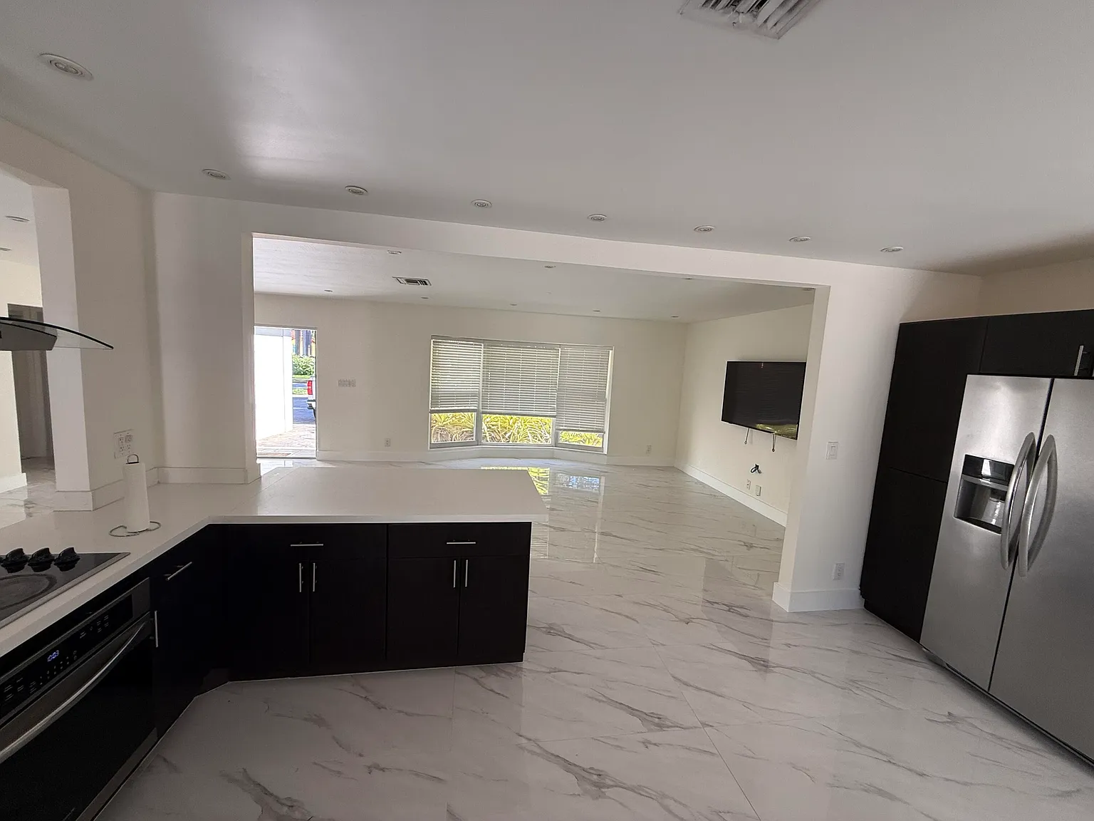 4 bed, 3.0 bath, 1992 sqft, $6,250 — Photo 1