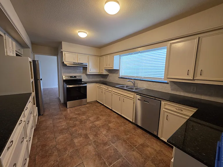 512 Towne House Ln — Photo 2