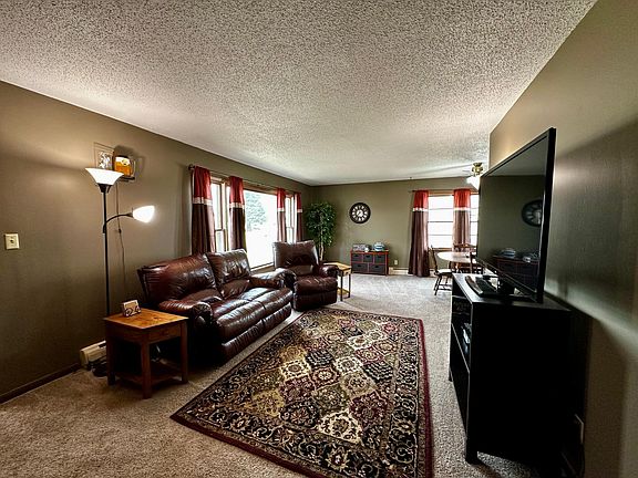 4th image of 206 Maple St N