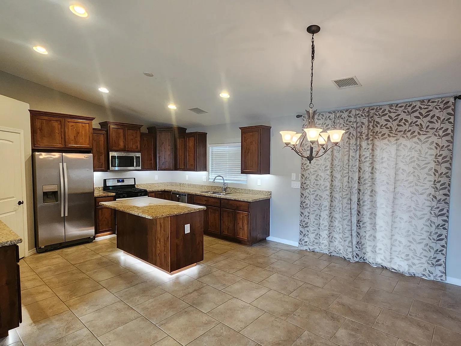 3 bed, 1523 sqft, $2,100 — Photo 2