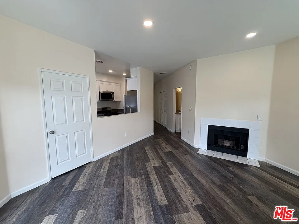 2 bed, 2.5 bath, 1200 sqft, $3,400 — Photo 2