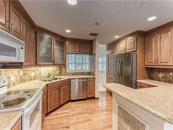 5th image of 1328 Bayview Cir #1328