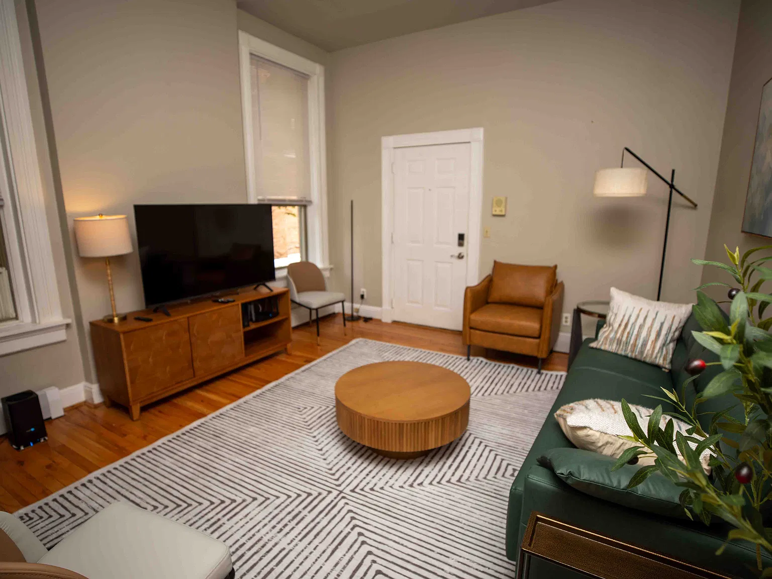 2 bed, 1100 sqft, $2,000 — Photo 2