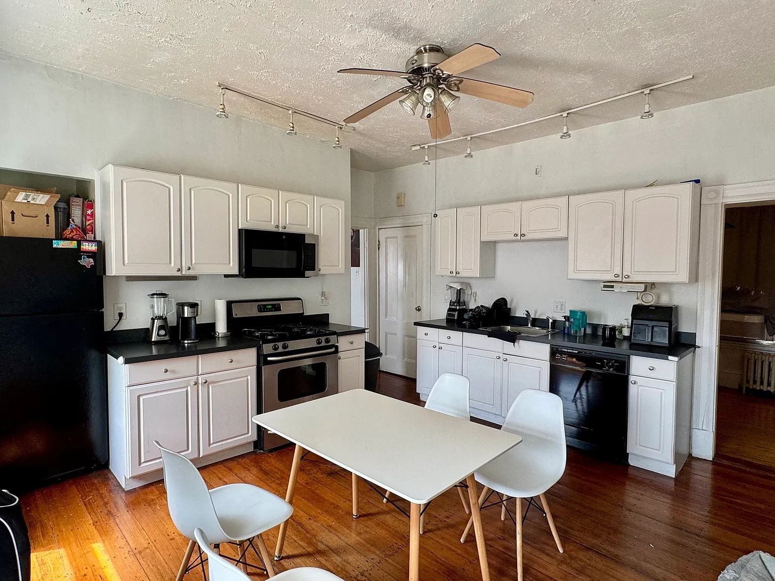 2 bed, 1000 sqft, $2,300 — Photo 3