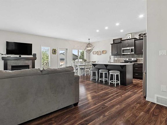 3rd image of 19 SW Riverland Close W