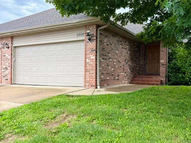 2202 W Jonquil Ln — Photo 1