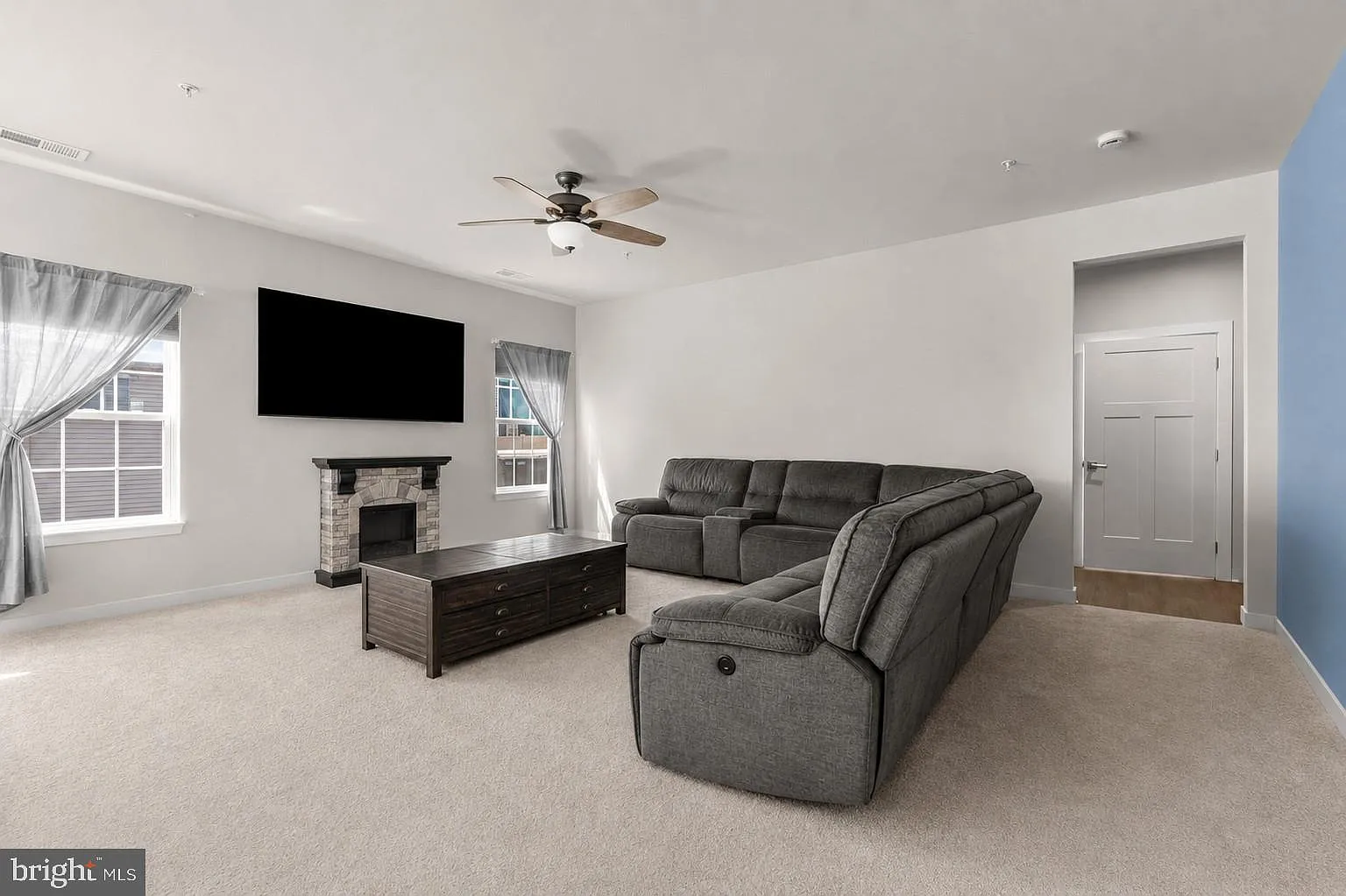 5 bed, 3020 sqft, $3,800 — Photo 3