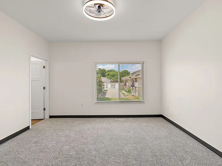 Manor Heights Townhome — Photo 38