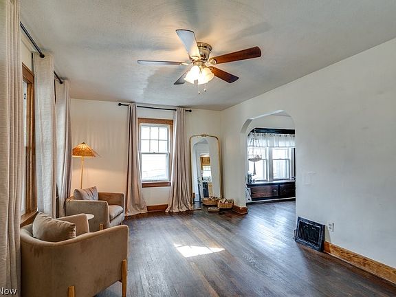 3rd image of 435 Selden Ave
