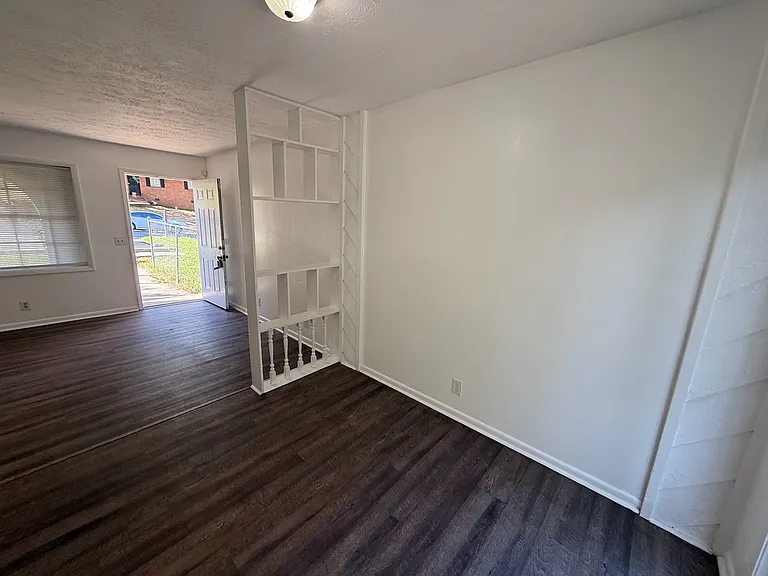 1071 Laurel Ln NW — Photo 5
