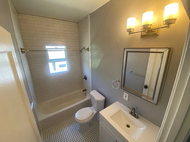 5918 Genoa St — Photo 4