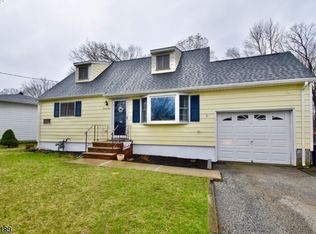 23 Overlook Dr, Oak Ridge, NJ 07438