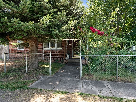 3rd image of 814 Main Street