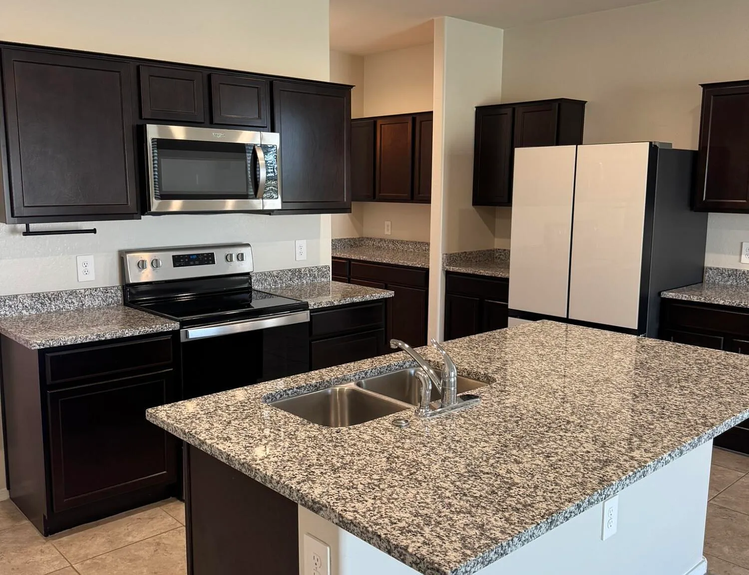 4 bed, 2.0 bath, 2116 sqft, $2,500 — Photo 2