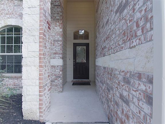 THE FRONT ENTRY HAS A BEAUTIFUL FRONT DOOR.