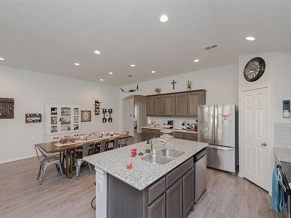 4th image of 305 Balcones Dr