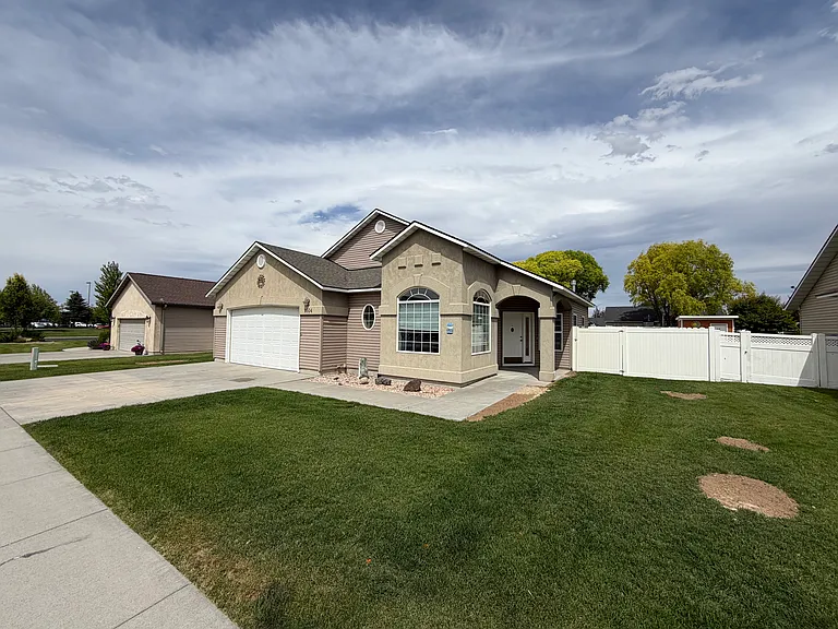 1504 Anny Dr E — Photo 2