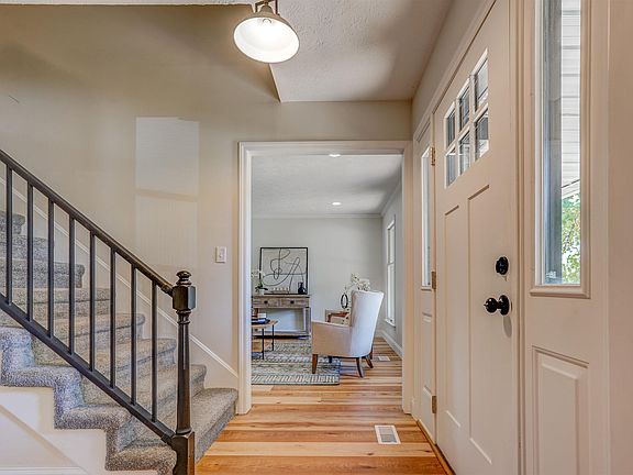 5th image of 526 Saint Clair Ct