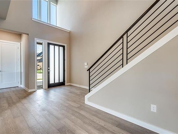 3rd image of 609 Lismore Dr