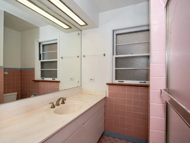 7545 N Claremont Ave #2 — Photo 8