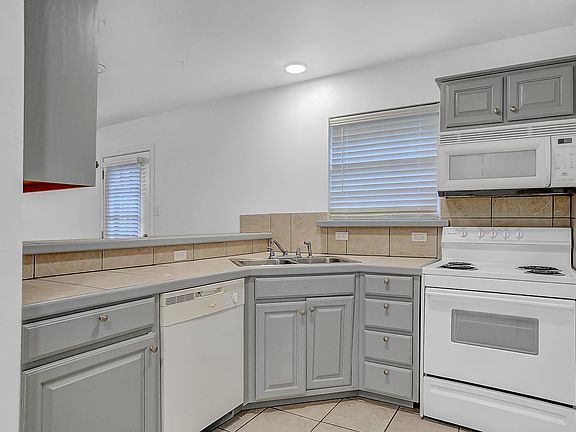 3rd image of 1022 W Coffin St #101