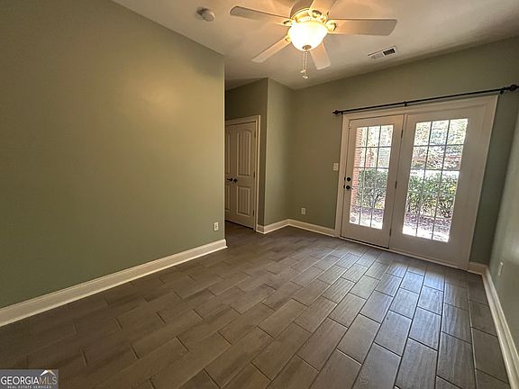 4th image of 405 Lexington Vlg