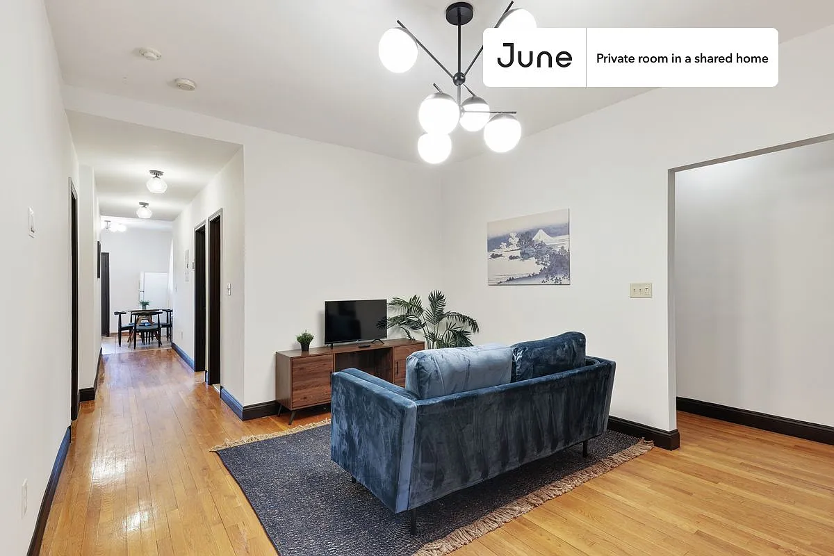 Queen bedroom in 4 bed/2.5 bath home in Brighton #387 D — Photo 4