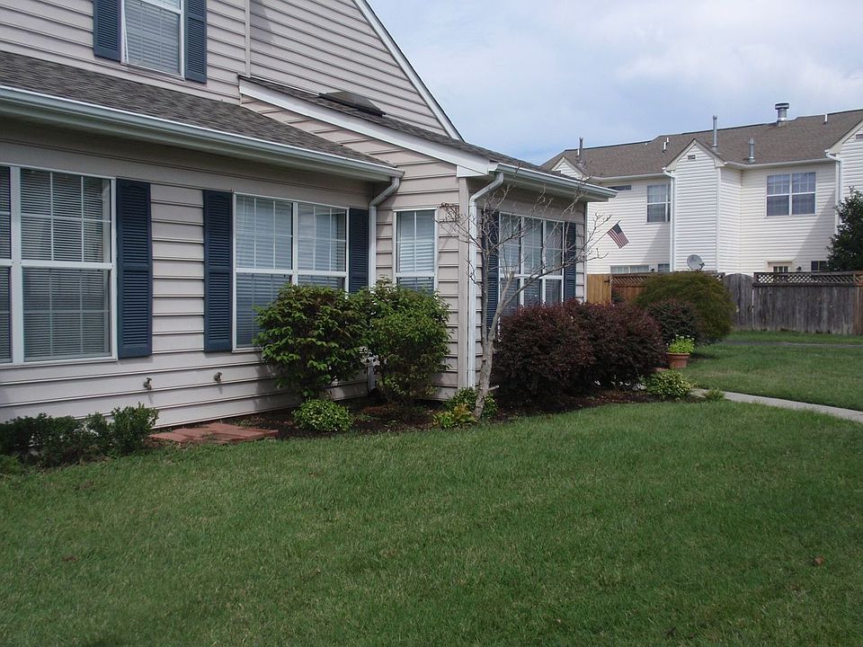 1st image of 105 Hamlet Ct