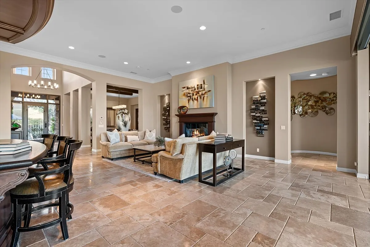 4 bed, 5414 sqft, $30,000 — Photo 3