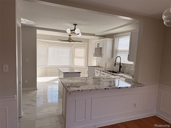 5th image of 16130 Whitcomb St