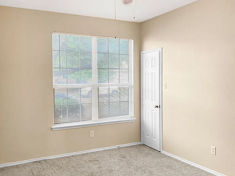 7221 Lindentree Ln — Photo 4