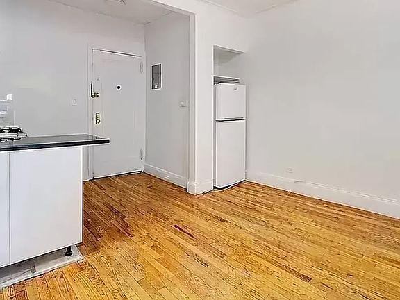 5th image of 301 E 53rd St #3G