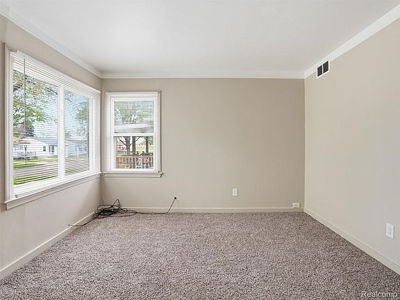 3rd image of 764 E Tennyson Ave