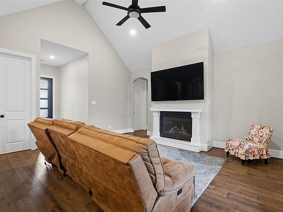 4th image of 1002 Four Fountains St